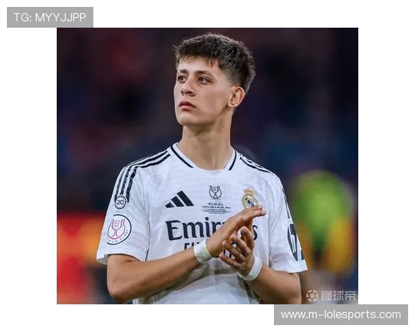 罗马诺:皇马与英超多家俱乐部争夺阿尔克马尔中场斯密特